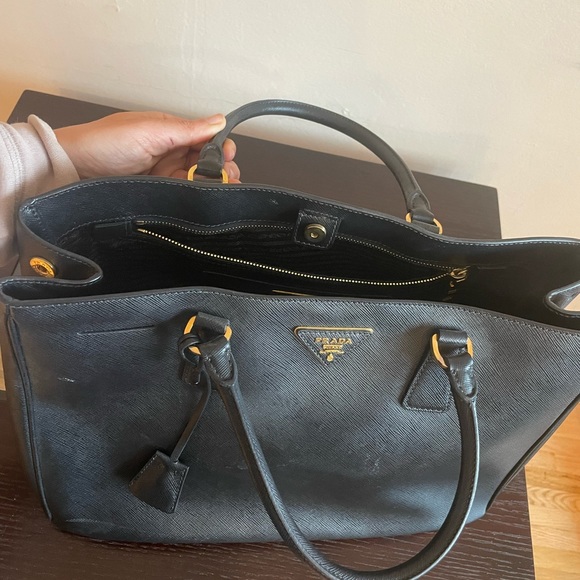 PRADA Saffiano Lux Tote in Black, size Large. - Picture 3 of 9